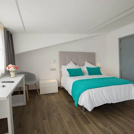 Отель Duque De Calabria 3*